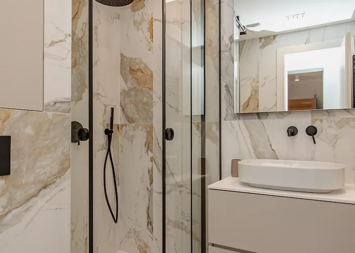 Stunning Bella On Znjan Beach, Private Parking Apartamento *