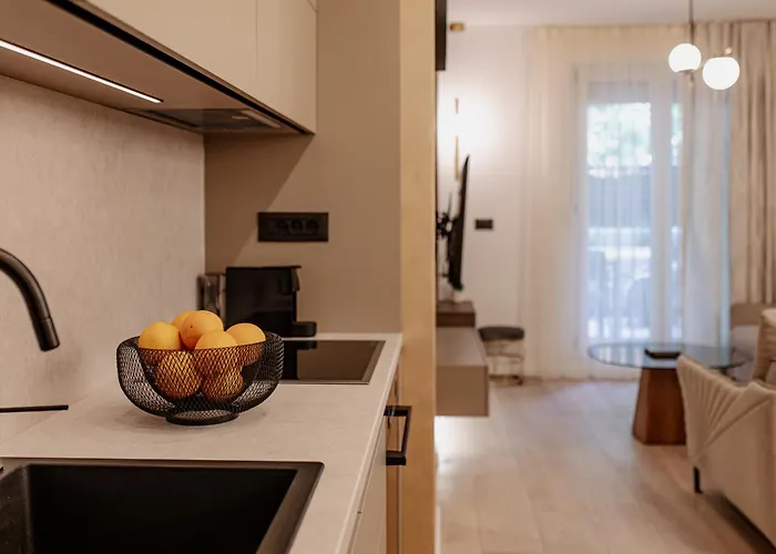 Stunning Bella On Znjan Beach, Private Parking Apartamento *