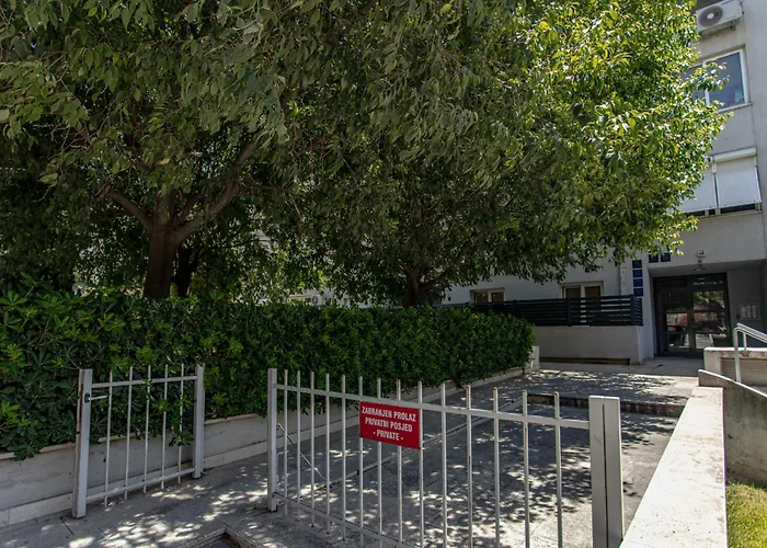 Stunning Bella On Znjan Beach, Private Parking Apartamento